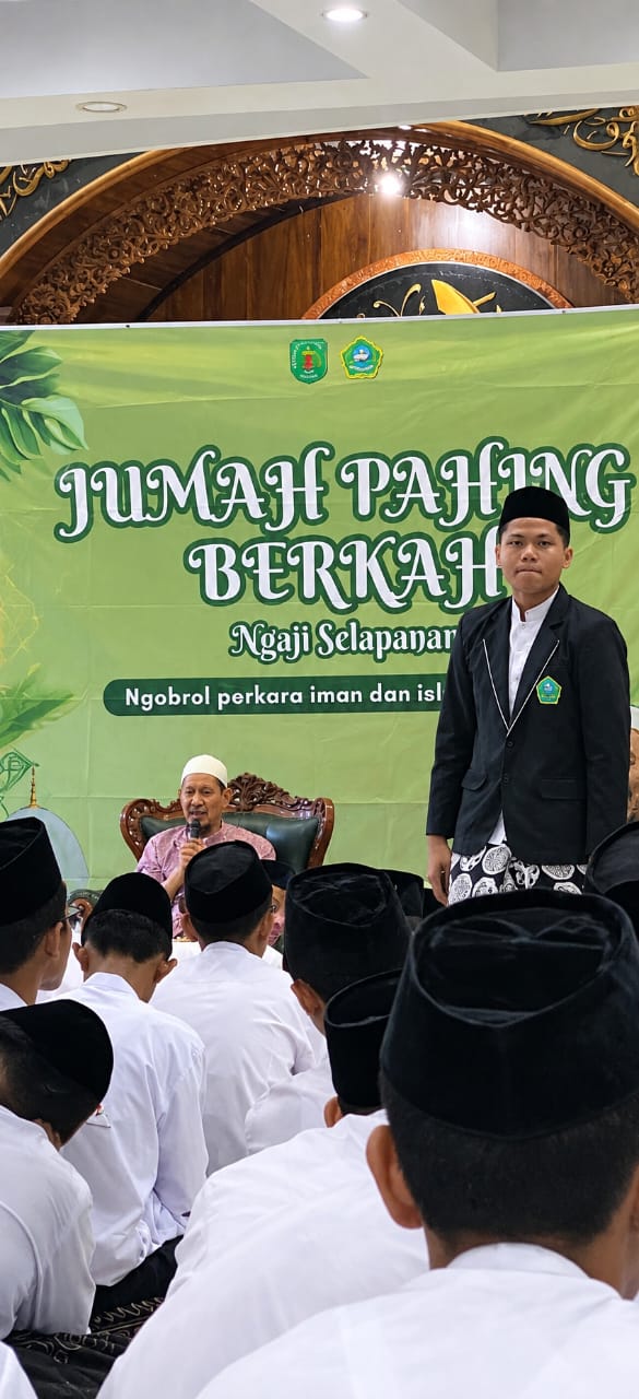 Kyai Memimpin Doa Bersama